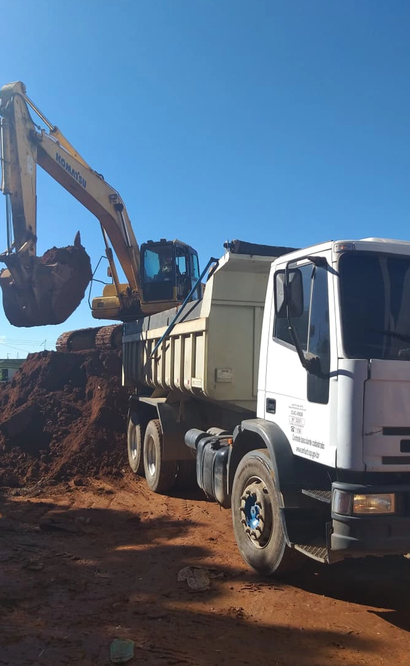 Construção de muro de gabião para contenção